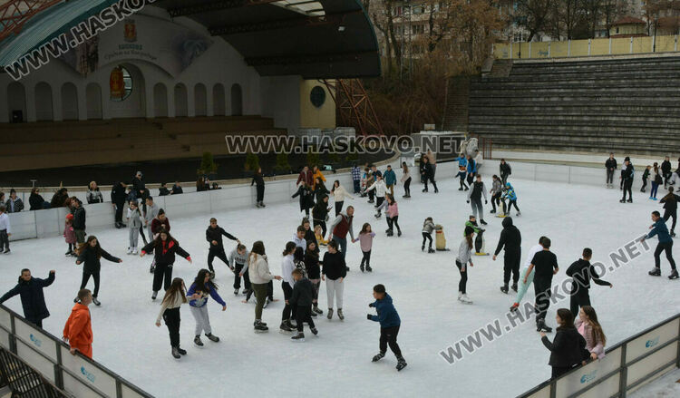Деца и възрастни се забавляваха на ледената пързалка в Хасково