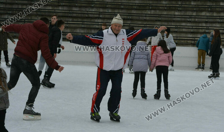 Деца и възрастни се забавляваха на ледената пързалка в Хасково
