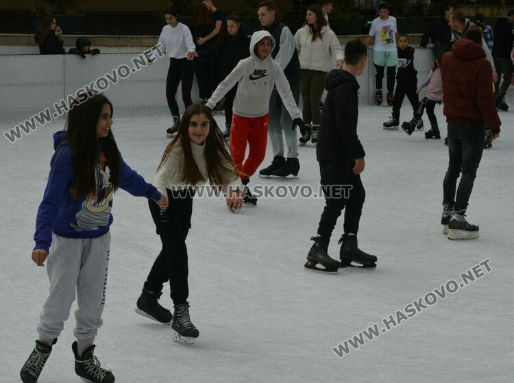Деца и възрастни се забавляваха на ледената пързалка в Хасково