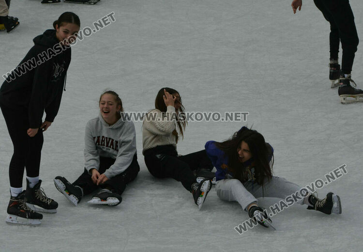 Деца и възрастни се забавляваха на ледената пързалка в Хасково