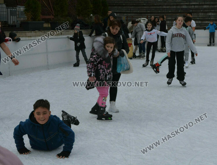 Деца и възрастни се забавляваха на ледената пързалка в Хасково