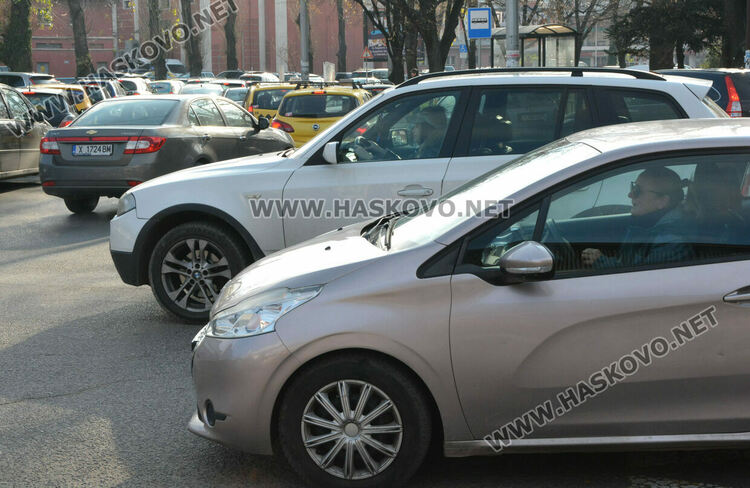 Огромни задръствания по улиците в предновогодишно Хасково