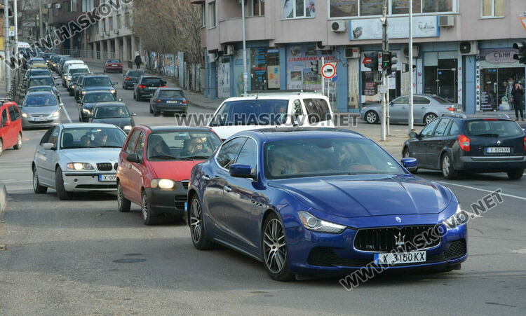 Огромни задръствания по улиците в предновогодишно Хасково