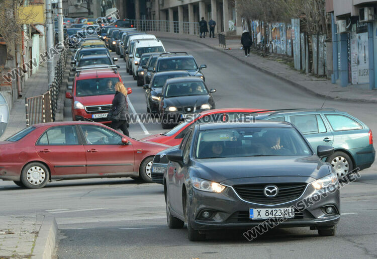 Огромни задръствания по улиците в предновогодишно Хасково