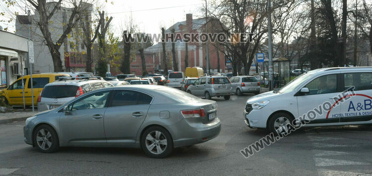 Огромни задръствания по улиците в предновогодишно Хасково