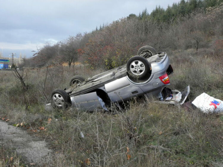 32-годишна катастрофира на път към Златоград,колата се обърна и пострада 20-годишна пътничка