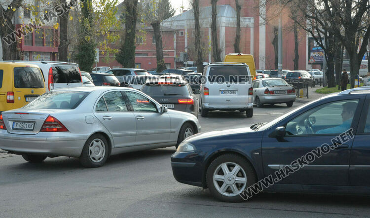 Огромни задръствания по улиците в предновогодишно Хасково