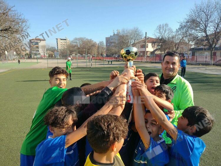 Футболният отбор на ОУ”П.Яворов” спечели безапелацинно турнира за деца от малцинствата