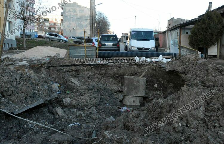 Хасковлии: Ремонтират улица „Акация“, но липсват ограждения на изкопа