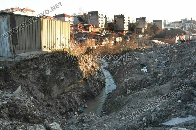 Хасковлии: Ремонтират улица „Акация“, но липсват ограждения на изкопа