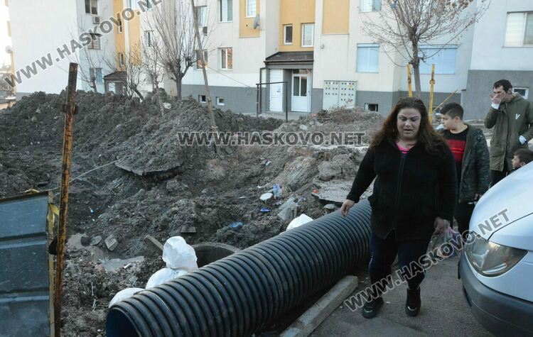 Хасковлии: Ремонтират улица „Акация“, но липсват ограждения на изкопа