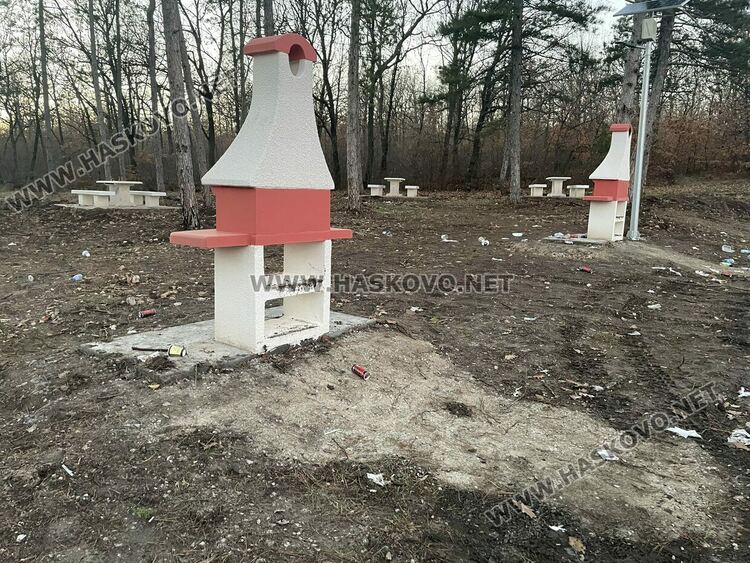 Хасковлии: Новият кът за отдих в „Кенана“ тъне в боклуци