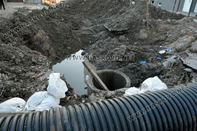 Хасковлии: Ремонтират улица „Акация“, но липсват ограждения на изкопа