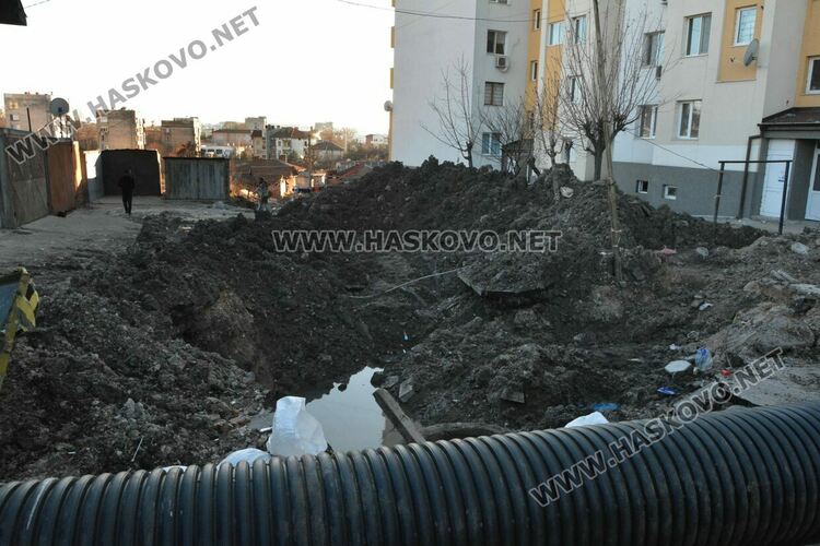 Хасковлии: Ремонтират улица „Акация“, но липсват ограждения на изкопа