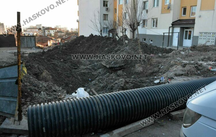 Хасковлии: Ремонтират улица „Акация“, но липсват ограждения на изкопа