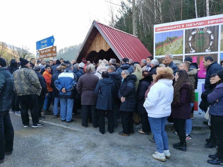 За 16-ти път курбан против катастрофи по пътищата раздаде кметът на Забърдо