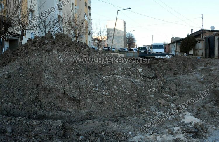 Хасковлии: Ремонтират улица „Акация“, но липсват ограждения на изкопа