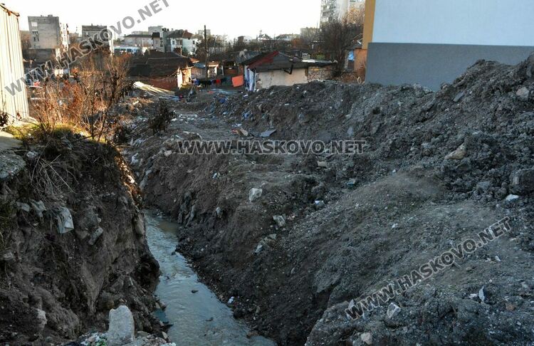 Хасковлии: Ремонтират улица „Акация“, но липсват ограждения на изкопа