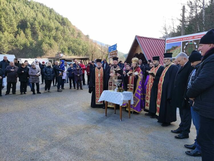 За 16-ти път курбан против катастрофи по пътищата раздаде кметът на Забърдо