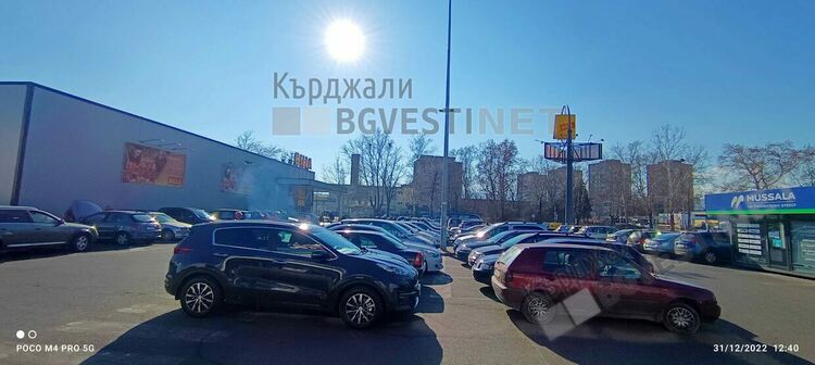 Кърджалийци пазаруват като за последно,окупираха паркингите пред хипермаркетите