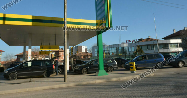 Зареждаме като за последно: Опашки на бензиностанциите в последния ден с отстъпка