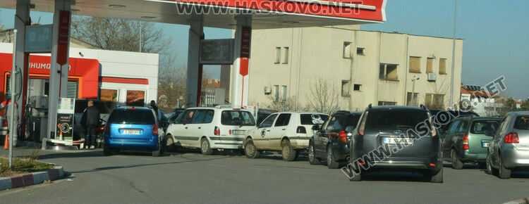 Зареждаме като за последно: Опашки на бензиностанциите в последния ден с отстъпка