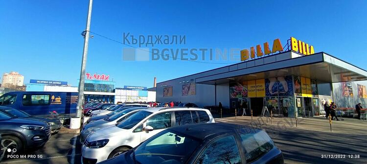 Кърджалийци пазаруват като за последно,окупираха паркингите пред хипермаркетите