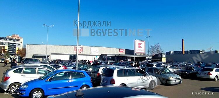 Кърджалийци пазаруват като за последно,окупираха паркингите пред хипермаркетите