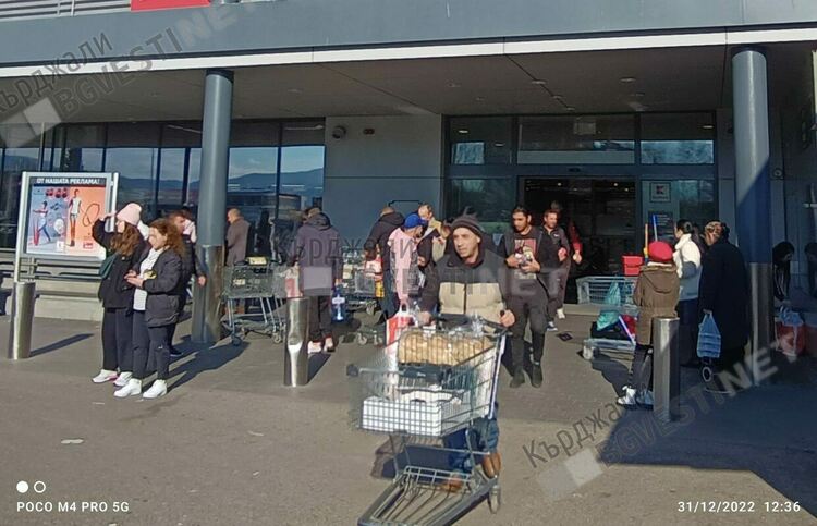 Кърджалийци пазаруват като за последно,окупираха паркингите пред хипермаркетите