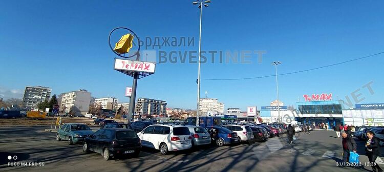 Кърджалийци пазаруват като за последно,окупираха паркингите пред хипермаркетите