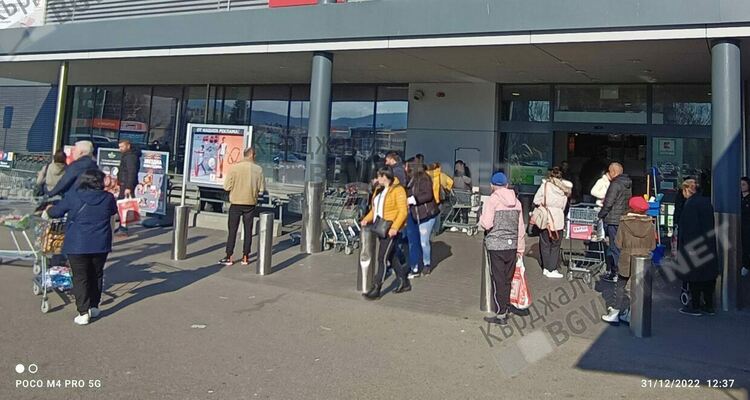 Кърджалийци пазаруват като за последно,окупираха паркингите пред хипермаркетите