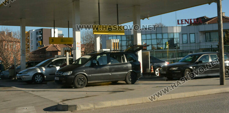 Зареждаме като за последно: Опашки на бензиностанциите в последния ден с отстъпка