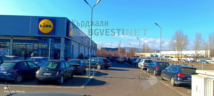 Кърджалийци пазаруват като за последно,окупираха паркингите пред хипермаркетите