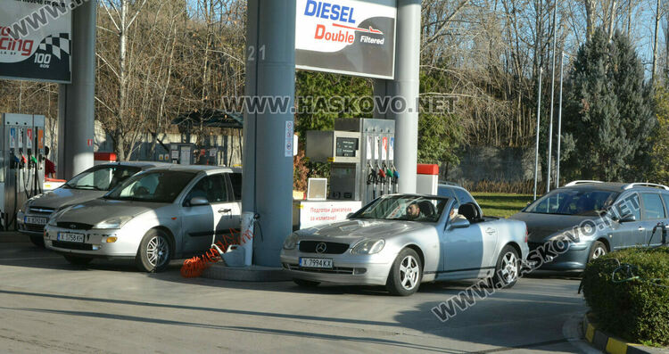 Зареждаме като за последно: Опашки на бензиностанциите в последния ден с отстъпка