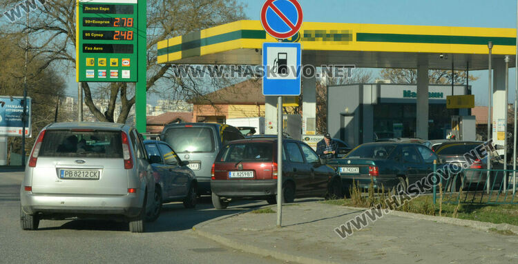 Зареждаме като за последно: Опашки на бензиностанциите в последния ден с отстъпка