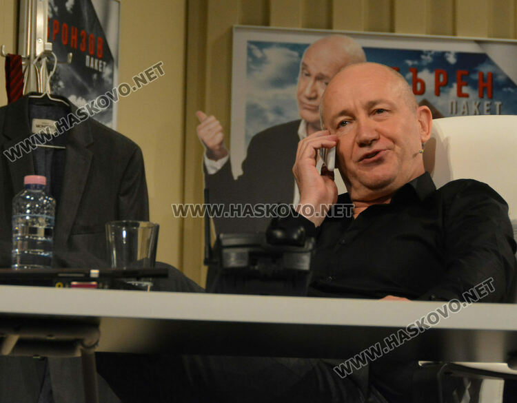 Елин Рахнев постави пиесата „Не е за телефона“ зад Океана, Христо Шопов тръгва с нея на турне