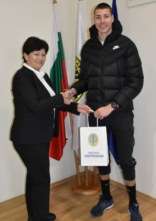 Спортните таланти Божидар и Ирен Саръбоюкови на гости при кмета в първия работен ден