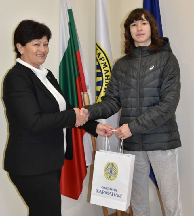 Спортните таланти Божидар и Ирен Саръбоюкови на гости при кмета в първия работен ден