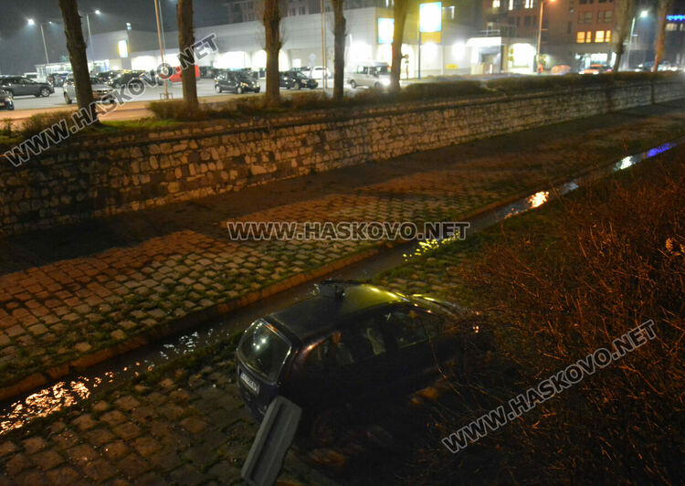 63-годишен падна с колата си в хасковската река