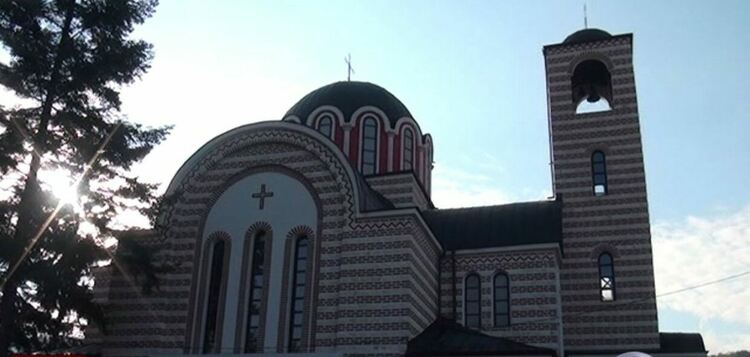 За девети път, след възобновена традиция в Брезник, хвърлят богоявленския кръст в местната река