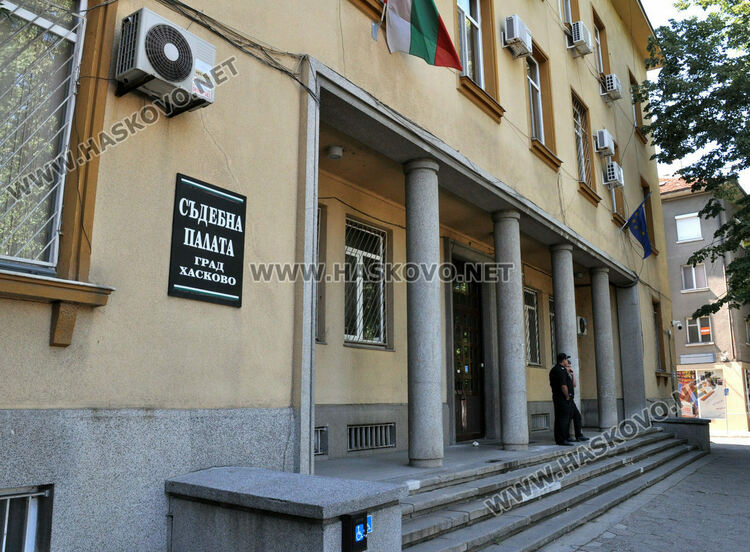 Оставиха в ареста 24-годишна, осъдена за сводничество 