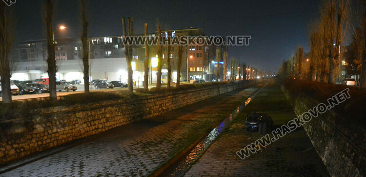 63-годишен падна с колата си в хасковската река