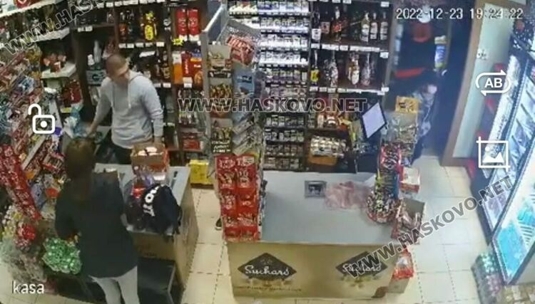 Магазинът за захарни изделия и хранителни стоки