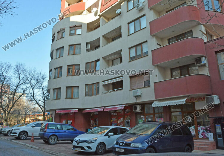 Магазинът за захарни изделия и хранителни стоки