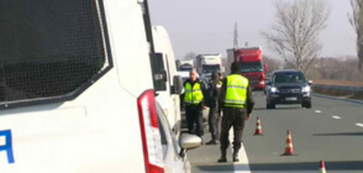 Две пилотни коли придружавали буса с нелегални мигранти, шофиран от жандармерист