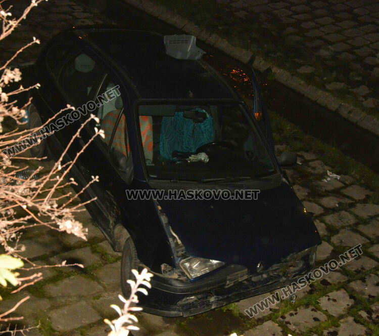 МВР: Без опасност за живота е падналият в реката с колата си