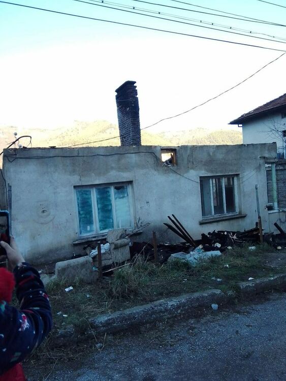 ЗОВ ЗА ПОМОЩ! Шестчленно семейство в Девин остана без къща след пожар