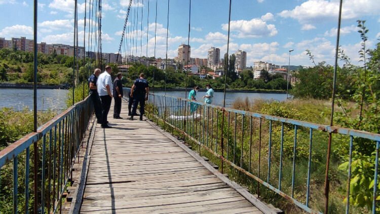 Полицаи спасиха 52-годишна кърджалийка, искала да се хвърли от Въжения мост