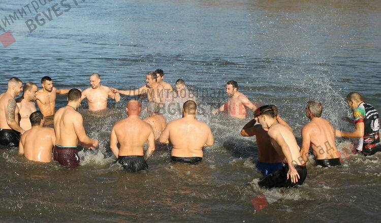 Борец от Димитровград спаси кръста на Богоявление