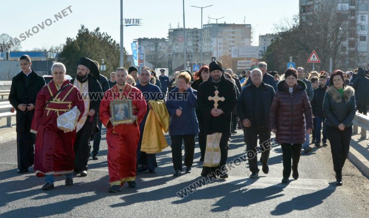Футболистът Мариян Тонев спаси кръста на Йордановден